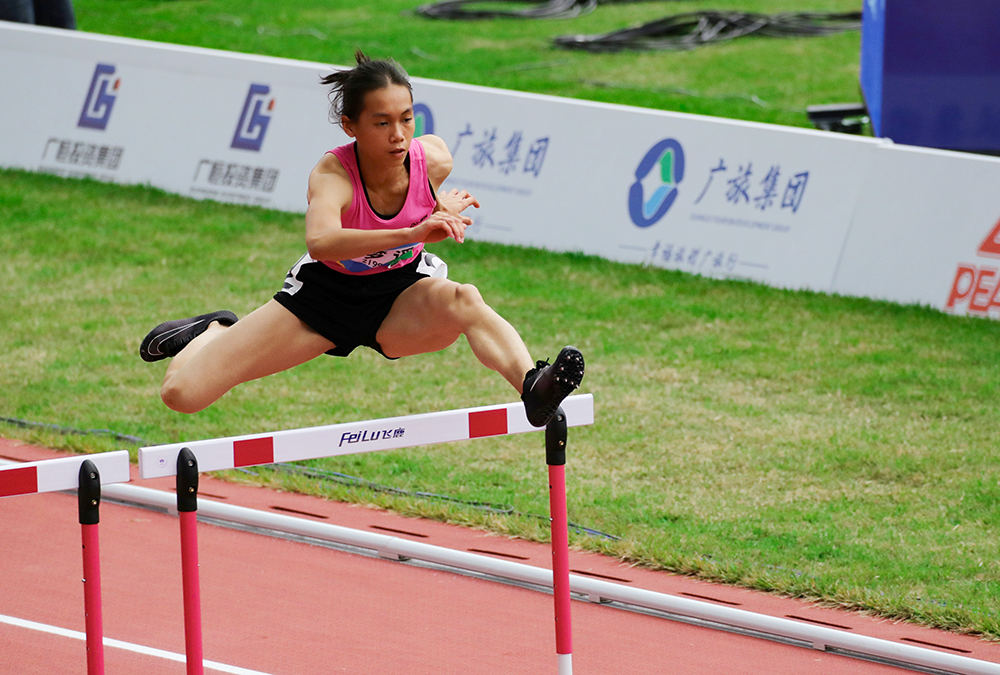 海南海口选手符梦谣预赛第一，晋级学青会（公开组）田径女子400米栏决赛