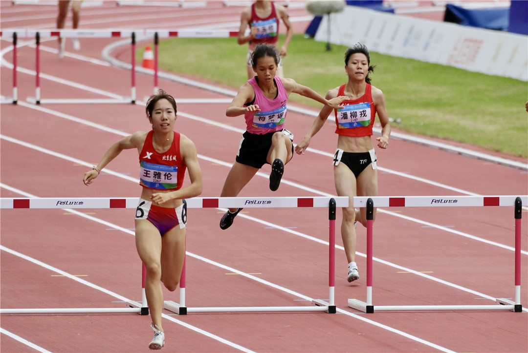 海南姑娘符梦谣学青会夺银，400米栏首破60秒大关