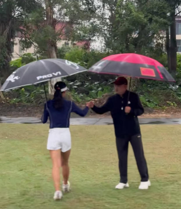 女子中巡赛海口收官：石昱莉夺冠王梓萱成奖金王 刘国梁雨中为女儿加油