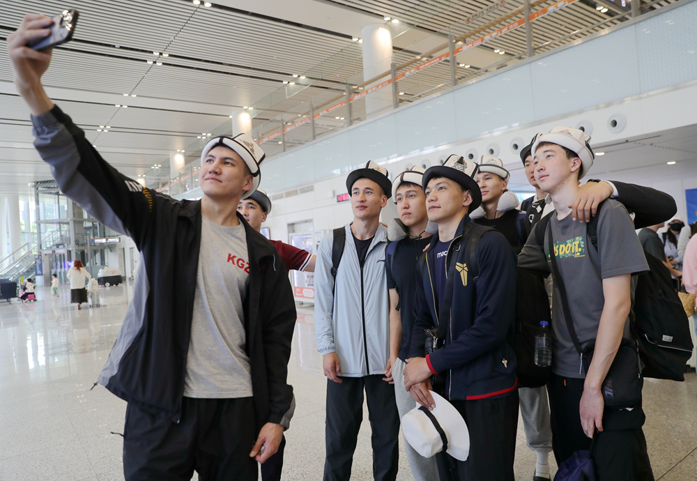 刚刚！俄罗斯OPPO队、吉尔吉斯斯坦国家队抵琼 何传旦回乡备战